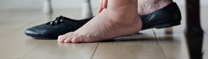 Viena no vasaras aktuālākajām problēmām – kāju pampums. Ko iesākt?