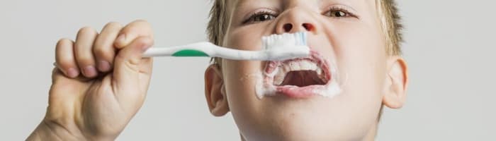 No kopīgās pudeles līdz sāpīgām čūlām: kā bērna higiēnas ieradumi var izraisīt nopietnas mutes dobuma saslimšanas