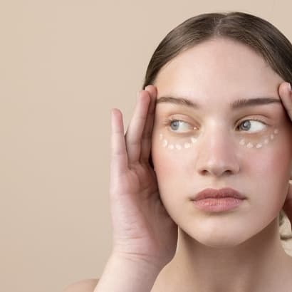 “Vārnu kājiņas”, tumši loki, tūska – kā izvēlēties sev atbilstošāko acu krēmu?