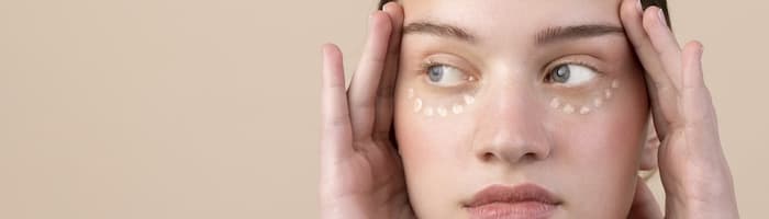 “Vārnu kājiņas”, tumši loki, tūska – kā izvēlēties sev atbilstošāko acu krēmu?