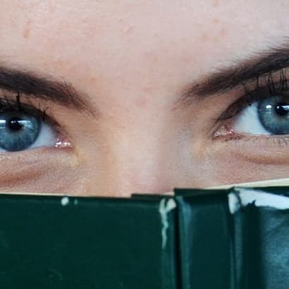 Grāmatu lasīšana pustumsā, ik dienas pie datora – kā saglabāt acu veselību?