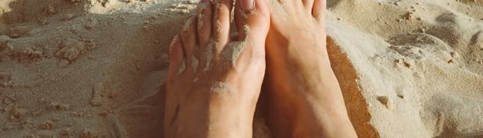 Kā pasargāt savas pēdas no vasarā izplatītām “kaitēm”?