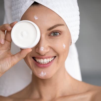 Dienā – viens, naktī – cits sejas krēms? Kāpēc tas ir būtiski un ar ko tie atšķiras