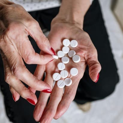 Farmaceite iesaka, kā senioru vidū veicināt zāļu pareizu lietošanu