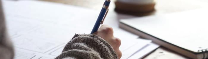 Kā tikt galā ar trauksmi pirms eksāmeniem? Iesaka farmaceits