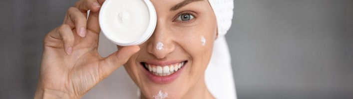 Dienā – viens, naktī – cits sejas krēms? Kāpēc tas ir būtiski un ar ko tie atšķiras