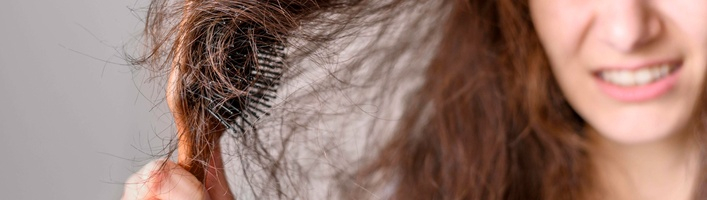 Savēlušies, trausli, bez mirdzuma – padomi, kā rūpēties par matiem ziemā