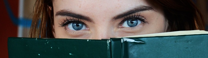 Grāmatu lasīšana pustumsā, ik dienas pie datora – kā saglabāt acu veselību?
