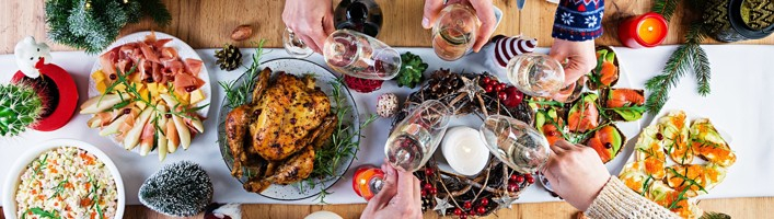Kā svētkos atrast zelta vidusceļu starp pārēšanos un vēdera labsajūtu?