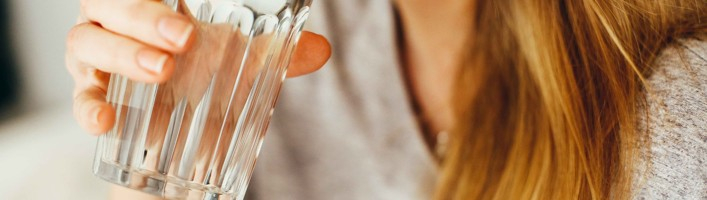 Ūdens trūkums organismā – kā sevi no tā pasargāt? Skaidro farmaceits