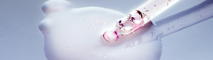 Кожа лица устала? Фармацевт рассказывает о 5 полезных витаминах в средствах по уходу