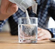 Trieciens saaukstēšanās simptomiem – karstie dzērieni. Farmaceite skaidro to ieguvumus un iespējamās priekšrocības un trūkumus