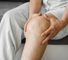 Izplatītākie mīti par kāju tūsku vasarā: farmaceites padomi un ieteikumi